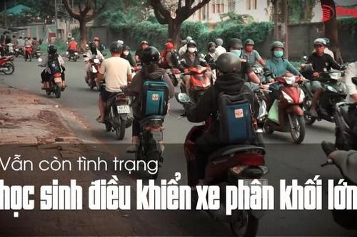 Các video clip về học sinh điều khiển xe máy, xe đạp điện không đảm bảo an toàn thu hút bạn đọc