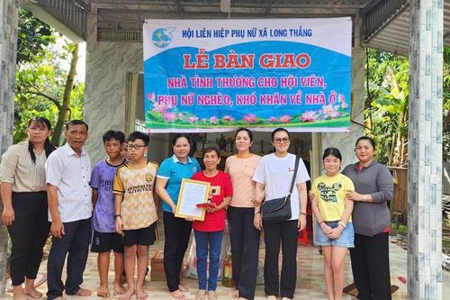 Bàn giao nhà tình thương cho hộ nghèo