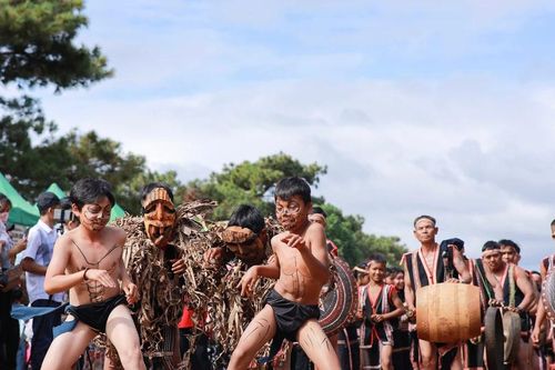 Khai mạc lễ hội cỏ hồng huyện Đak Đoa