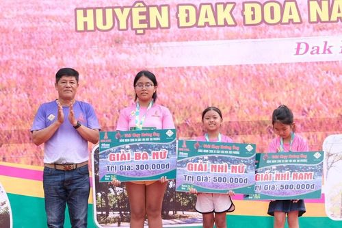 Gần 800 người tham gia Giải chạy Đồng hành cùng di sản văn hóa Đak Đoa