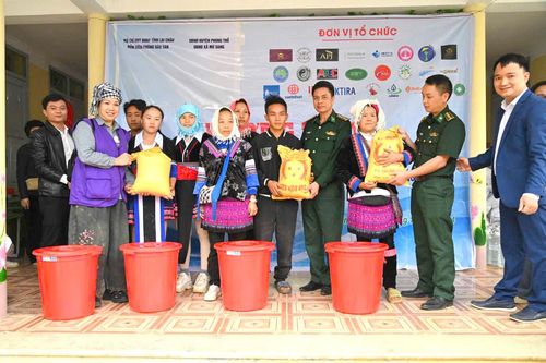 Khám bệnh, cấp phát thuốc miễn phí và tặng quà tại xã Mù Sang