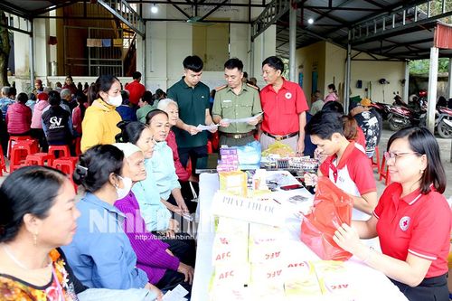 Tư vấn sức khỏe, cấp thuốc miễn phí cho gia đình chính sách, hộ có hoàn cảnh khó khăn tại xã Kỳ Phú