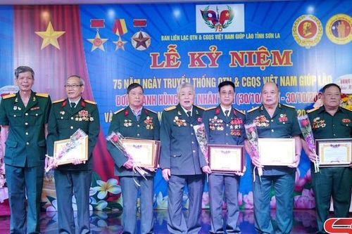 Son sắt tình đoàn kết Việt Nam – Lào