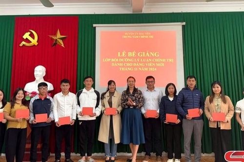Bế giảng lớp bồi dưỡng lý luận chính trị cho đảng viên mới