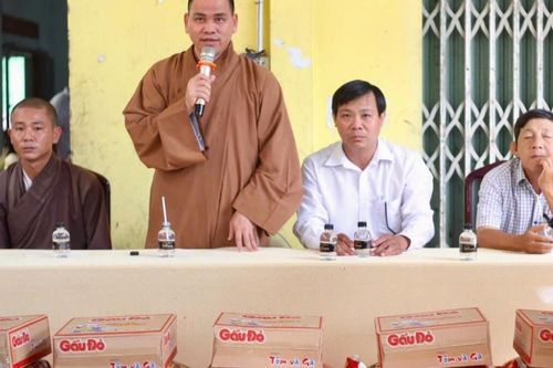 Chùa Liên Trì (TP.Vũng Tàu) trao quà tại Trường Nuôi dạy trẻ khuyết tật tỉnh Bến Tre