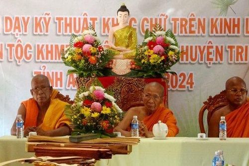 An Giang: Truyền dạy kỹ năng khắc chữ trên lá buông cho đồng bào Khmer