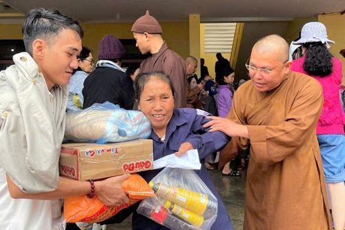 Bình Thuận: Ban Từ thiện xã hội Phật giáo tỉnh tặng quà đến bà con bị thiên tai bão lũ