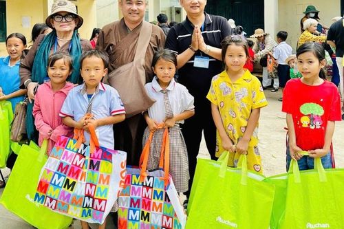 Đắk Lắk: Ban Từ thiện xã hội Phật giáo tỉnh Bến Tre tặng 1.000 phần quà đến bà con nghèo H.Esup