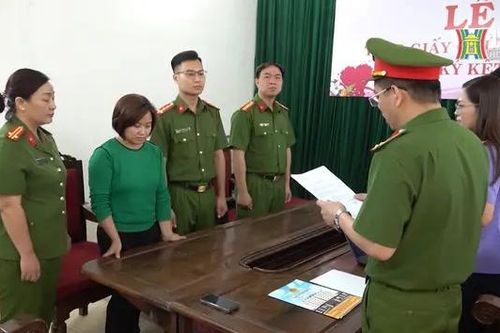 Bắt đối tượng làm giả con dấu, tài liệu cơ quan, tổ chức