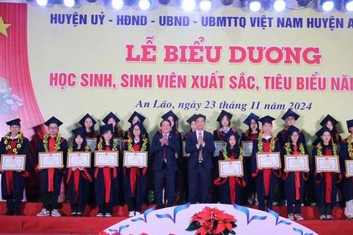 Biểu dương 99 học sinh, sinh viên xuất sắc, tiêu biểu trên quê hương Trạng nguyên Trần Tất Văn
