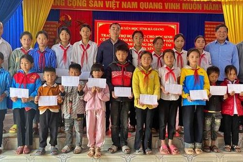 Hội Khuyến học Hà Giang hỗ trợ học sinh bị ảnh hưởng thiên tai tại Hoàng Su Phì, Xín Mần