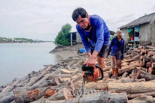 'Bám trụ' với nghề hầm than