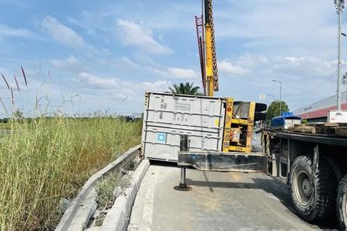 Lại thêm một xe container bị lật ở chân cầu Phú Hữu, TP.Thủ Đức