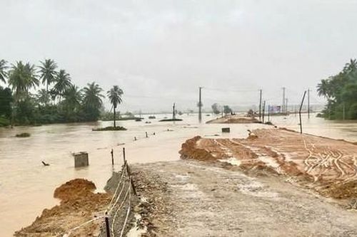 Mưa lũ khiến nhiều nơi ở Bình Định, Quảng Ngãi bị ngập sâu, chia cắt