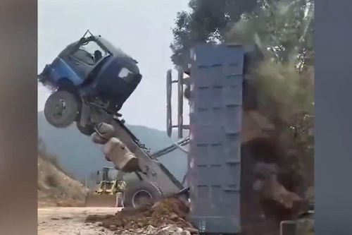 Kinh hoàng khoảnh khắc xe chở đất lật nhào xuống vực sâu ở Trung Quốc