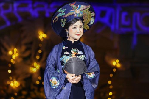 NSND Thu Hà mặc áo dài thêu phượng hoàng, diễn thời trang cùng dàn nghệ sĩ trẻ