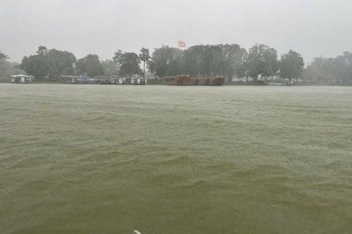 Thượng nguồn mưa lớn, lũ trên các sông ở Huế có thể lên trên báo động 2