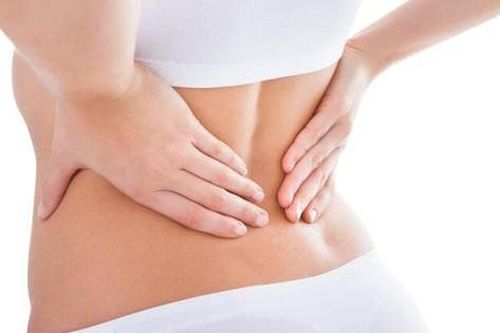Bị đau lưng dưới có nên đi bộ không?