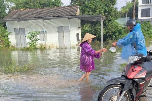Quảng Ngãi: Người dân vùng ngập nước được hỗ trợ đồ ăn miễn phí