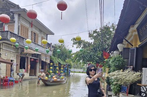 Quảng Nam: Du khách ngắm phố cổ Hội An mùa nước lũ