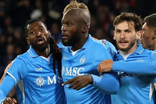Lukaku đưa Napoli lên đỉnh Serie A