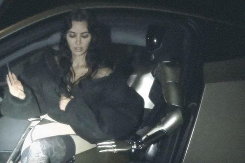 Thấy gì từ bộ ảnh thân mật giữa Kim Kardashian và robot Optimus?