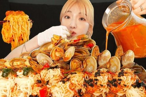 Mukbanger Hàn Quốc tăng 5 kg chỉ sau một bữa ăn
