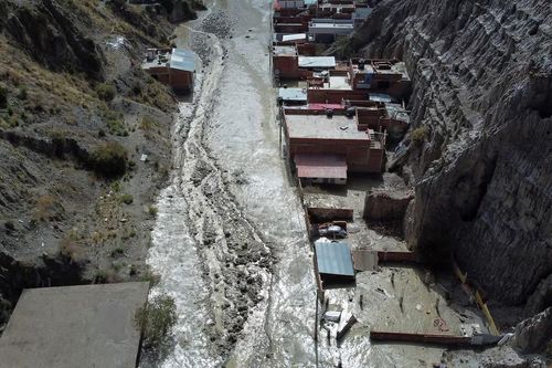 Mưa lớn ở Bolivia gây lụt lội ở La Paz, nhiều nhà cửa bị hư hại