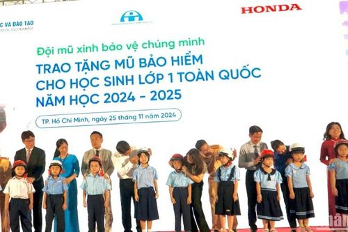 Tặng hơn 1,7 triệu mũ bảo hiểm cho học sinh lớp 1