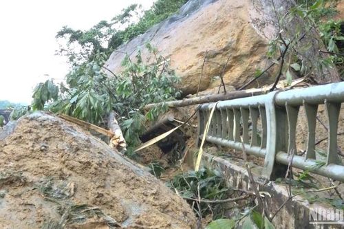Quảng Nam: Sạt lở đất đá làm Cầu Đăk Mi 1 trên Quốc lộ 14E bị lệch mặt