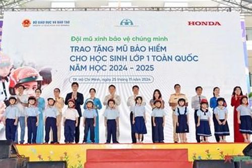 Trao mũ bảo hiểm tặng học sinh lớp 1 khu vực phía Nam năm học 2024 – 2025