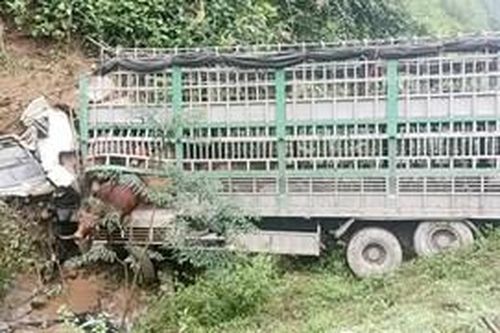 Quảng Bình: Xe tải lao xuống chân đồi, tài xế tử vong