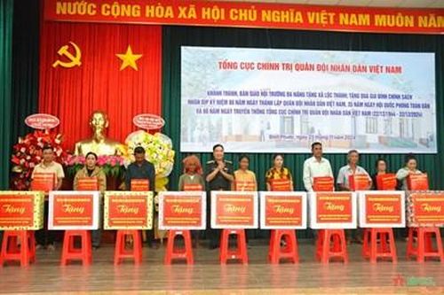 Đoàn công tác Tổng cục Chính trị dâng hương, trao nhà tình nghĩa tại Bình Phước