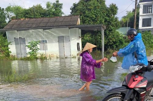 Quảng Ngãi: Mang thực phẩm đến tận nhà người dân sau khi lũ rút