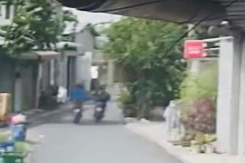Người đàn ông đạp ngã nam sinh lớp 10 đang chạy xe trên đường