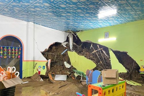 Quảng Nam: Mưa lớn gây sạt lở, sập điểm trường mới xây