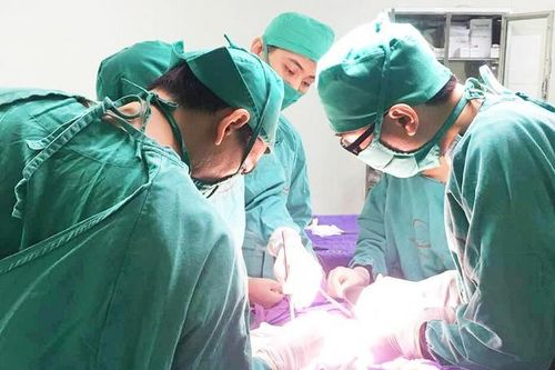 Cứu sống trẻ sơ sinh bị hoại tử ruột từ trong bụng mẹ