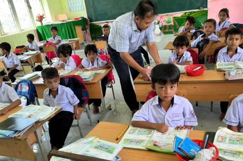 Người thầy lặng lẽ cõng chữ lên núi Cà Đam