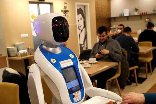 Robot thông minh phục vụ phở tại Lễ hội văn hóa ẩm thực 2024