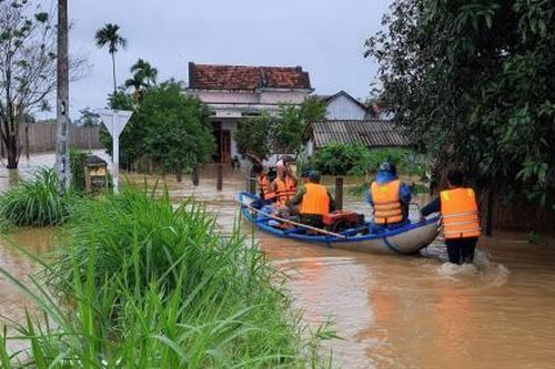 Quảng Ngãi khẩn trương di dời người dân do mưa lũ