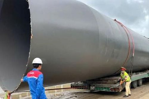 Xử phạt 2 xe chở hàng siêu trường không phép định vượt đèo Hải Vân