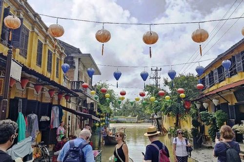 Nước Sông Hoài dâng cao, du khách lội bì bõm chụp hình ở phố cổ Hội An