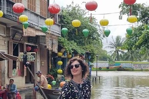 Nước lụt tràn vào phố cổ Hội An, khách Tây lội bì bõm chụp hình