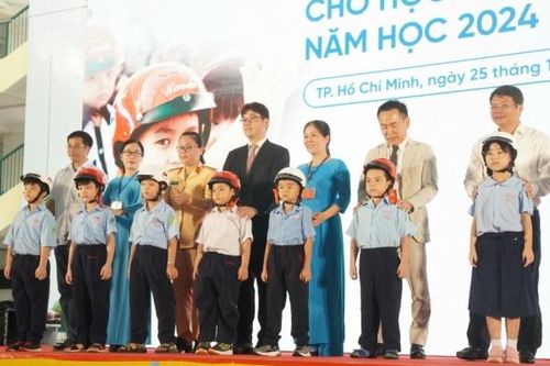 TP HCM: Tặng mũ bảo hiểm cho học sinh lớp 1 năm học 2024-2025