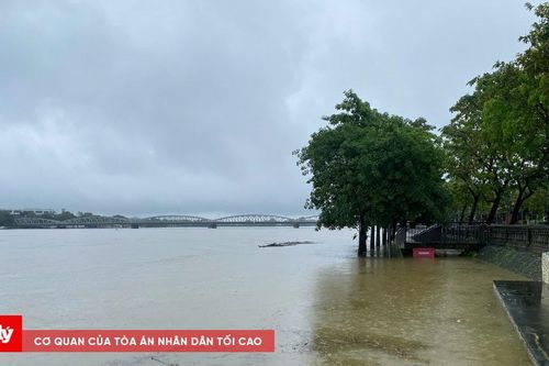 TT-Huế: Sơ tán nhiều hộ dân đến nơi an toàn, đề phòng sạt lở đất