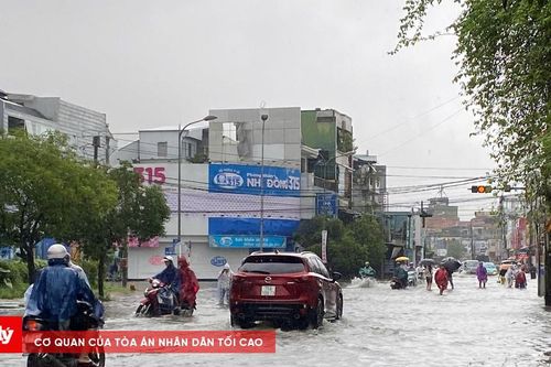Nhiều tuyến đường ở Huế bị ngập lụt khiến giao thông ách tắc
