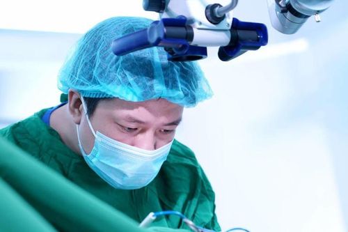 Nam thanh niên gặp tai nạn sinh hoạt khiến vùng kín đau đớn