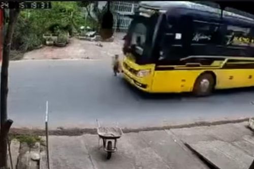 Bé trai 3 tuổi thoát chết thần kỳ sau va chạm với xe khách ở Hà Giang