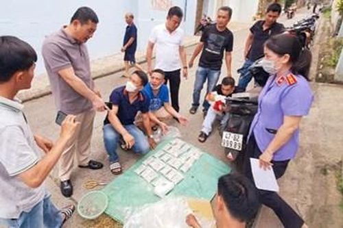 Gần 5.000 viên thuốc lắc và 1kg ma túy ngụy trang trong thùng thuốc nam