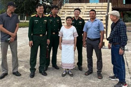 Về làng Rơ Măm